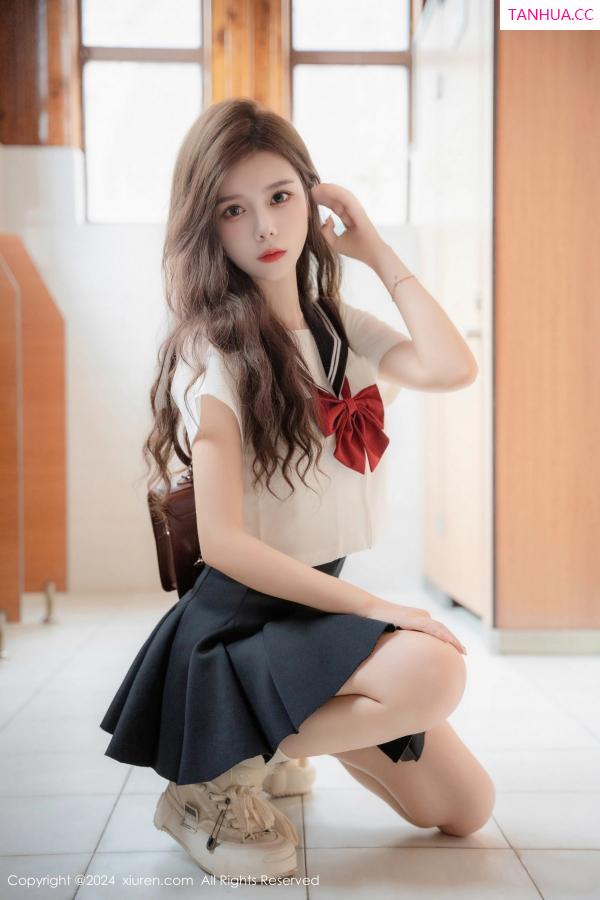   [XiuRen]高清写真图 2024.08.01 No.8948 拍黄瓜girl 制服美腿第25张图片
